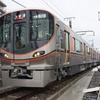 近畿車輛で報道公開されたJR西日本の323系。年内にも大阪環状線・JRゆめ咲線で営業運転が始まる。