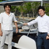 企画を担当した小川 主事（左）とデザイナーのジョン氏