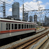 下り電車は、とうきょうスカイツリー駅を過ぎると、谷間の伊勢崎線第2号踏切（桜橋通り）を過ぎ、再び高架へと駆け上がる