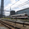 伊勢崎線第2号踏切（桜橋通り）からとうきょうスカイツリー駅を見る。右には電車留置線や東武本社ビル