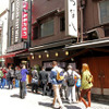 日本観光の外国人が足をはこぶ新宿の天ぷら店、行列の理由
