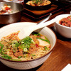 「東京ウマ辛飯リレー」試食会のようす（東京駅、7月20日）