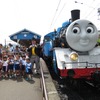 出発前の記念撮影。特別列車には地元の幼稚園児らが招待された。