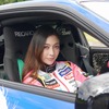 美しすぎるレーシングドライバー、塚本奈々美さんのドリフトに密着［動画］