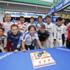 先日のSUPER GT第4戦SUGOでの星野一義インパル監督の誕生日祝い。本山、安田ら日産のSUPER GTドライバーが顔を揃えている。