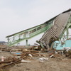 東日本大震災の津波で損壊した直後の常磐線新地駅。移設後の駅はここから約200m南西側に設けられる。