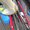 足が車輪に巻き込まれる様子