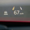 車線をはみ出すと、はみ出した側の車線をオレンジ色に変化させて警告する