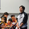 交通管制室の役割や仕事を説明する、交通管理課課長の麻生和裕氏　＜撮影：宮崎紘輔＞