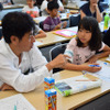 今日はどんなことを取材しただろう？　親子一緒にメモを見ながら振り返る　＜撮影：宮崎紘輔＞