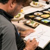 懇親会でプレーを振り返り、会話が弾む。記念にサインする片山晋呉プロ（LEXUSで行く ネスレマッチプレーレクサス杯 サタデープロアマコンペ＆観戦ツアー）