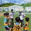 国本選手（後左）が監督のチームには、坂東“選手”（後右）が助っ人して加わった。