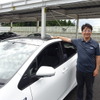 ソーラー充電システム搭載車と豊島浩二チーフエンジニア