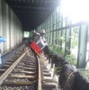 落石覆い内の路盤が流出した石北線の上川～中越（信）間。保線車両が脱線した。