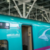 『はやぶさ30号』の行先表示。東京の文字が映るが、新函館北斗駅から乗車した客の大半は、ねぶた祭りを目当てに新青森で下車していった。