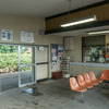 南清水沢駅の待合室。右手が出札窓口だが、あいにく終了していた。