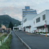 ホテルマウントレースイやレースイの湯に隣接する夕張駅のホーム。鹿ノ谷側から歩いて来ると、突然現れる白い近代的な建物にギャップを感じる。ある意味、夕張支線では異質な空間。