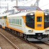 近鉄は新塗装の特急車両の撮影会を10月23日に実施する。写真は新しい塗装の30000系。