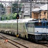 JR貨物の機関車が牽引し、武蔵野線・西国分寺駅を通過する「TRAIN SUITE 四季島（E001系）」の車両。