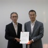 NEDO佐藤嘉晃理事（右）とジャムコの 粕谷寿久取締役常務執行役員（左）
