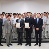 表彰式の様子（前列左から2番目より）GM社 濱田泰志グループマネージャー、ブリヂストン鳥栖工場 岩國工場長、同彦根工場 森田品質保証課長、同グローバル直需マネジメント・ビジネスモデル開発本部 田村本部長