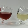 記念商品として販売される「傾いたワイングラス」。MGB『氷河急行』で販売されているものを模した。