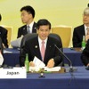 G7交通大臣会合の官民セッションに日本側からトヨタ自動車・伊勢清貴専務（右）、石井国交相（中央）、根本幸典政務官（左）