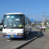 新地駅：新地駅停留所に到着した代行バス。