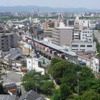 貨物列車が走り抜けて行く都島駅の工事現場。おおさか東線は貨物線を旅客化する形で整備が進められている。