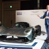 アストンマーティンのハイパーカー「AM-RB 001」と、デザイン責任者とつとめるマレク・ライヒマン氏