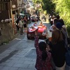 カメラを一時もそらさない少女。こういうちょっとした体験がかけがえのないものになるに違いない。