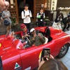 タレントでレーシングチームを率いる近藤真彦さんは、モータースポーツシーンに欠かせない存在だ。チェックポイントに到着すると背後の旅館金具屋さんの勇壮な姿にたちまち目をつけ、寸暇を惜しむように写真を撮っていた。