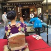 クラシックカーの出迎え。ヨーロッパ車を和服で出迎えることがむしろ様になっている。もてなしとは、いつもそうするように何事にも対峙することがすべての基本だということを気づかされる。