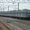 東葉高速線は20年前の開業当初から営団地下鉄（現在の東京メトロ）東西線との相互直通運転を行っている。写真は開業から7年後の2003年9月、飯山満駅に進入する営団5000形。今回のイベント列車が停車する留置線の姿も見える。
