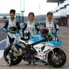 Team KAGAYAMAのライダー。左からJ-GP2の浦本修充、JSB1000の加賀山就臣、同じく清成龍一