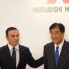 日産のゴーン社長（向かって左）と三菱自の益子現会長兼社長　《撮影　池原照雄》