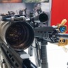 小銃に取り付けるスコープ。右のものはターゲットまでの距離も測定できる。