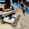 爆発物処理用の遠隔操作ロボットも。