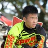 ダートトラックコースでトレーニング中の佐々木歩夢選手。ルーキーズカップを日本人で初制覇した16歳だ。