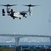 東京湾アクアラインの高架橋、東京スカイツリーがオスプレイを出迎える。