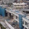 星川駅付近から海老名方面を望む。こちらも高架橋の工事がほぼ完成しつつある。