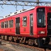 2000系を装飾した南海「真田赤備え列車」。このほど運行期間の延長が決まった。