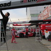 ピットでは設営が進む（中央やや左が#1 GT-Rのクインタレッリ）。
