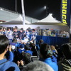 夜のパドックでは、土屋と松井がチームを支える人たちと簡易版祝勝会を開くという、このチームらしいシーンも。