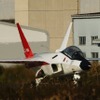 滑走路端にゆっくりと接近してくるX-2。