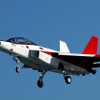 雲ひとつない青空の中、白い機体が輝きながら通過していく。