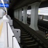 京急は2020年度までに主要5駅にホームドアを設置する。写真は京急の駅で初めてホームドアが設置された羽田空港国際線ターミナル駅。