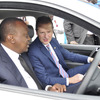 ケニア大統領とVW乗用車ブランドのヘルベルト・ディースCEO