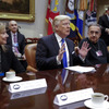 GMのメアリー・バーラ会長兼CEO（向かって左）とトランプ大統領（中央。24日）　(c) Getty Images