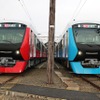 A3000形の第1編成（右）と第2編成（左）。第2編成は3月24日から運行される。
